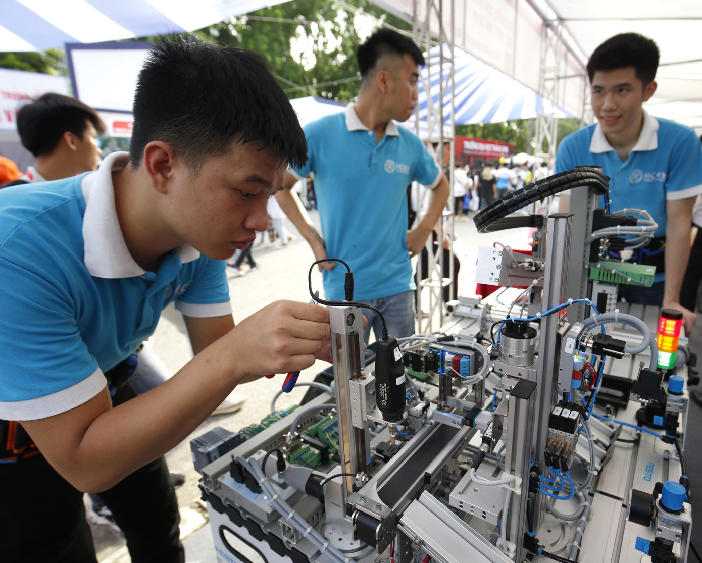 Hàng ngàn học sinh đội nắng đến ngày hội tuyển sinh 2020 ảnh 3