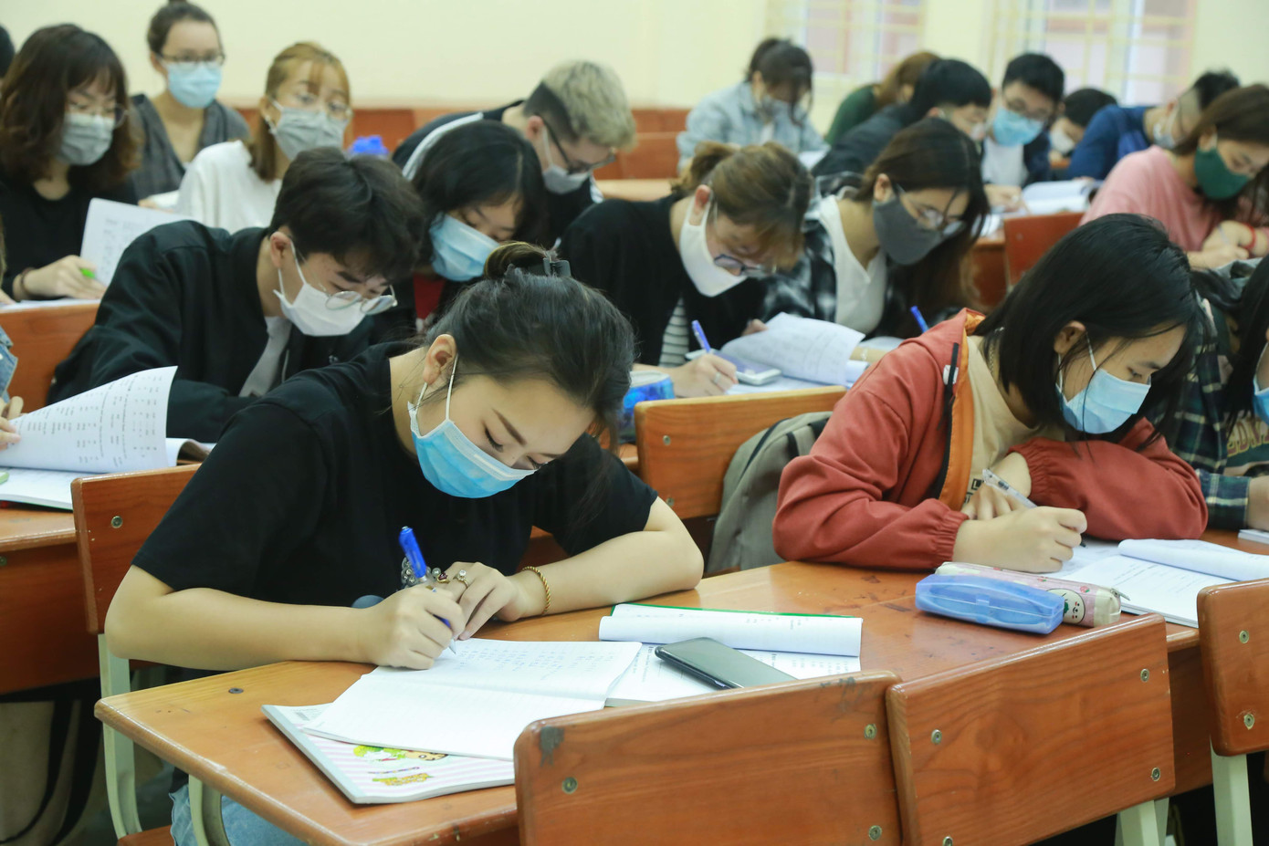 Đủ 'chiêu' phòng dịch ngày đầu tiên sinh viên Hà Nội trở lại giảng đường ảnh 20