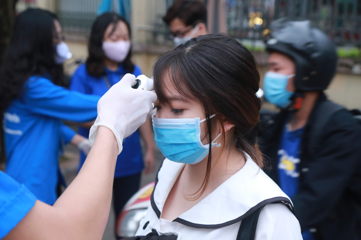 Đủ 'chiêu' phòng dịch ngày đầu tiên sinh viên Hà Nội trở lại giảng đường ảnh 19