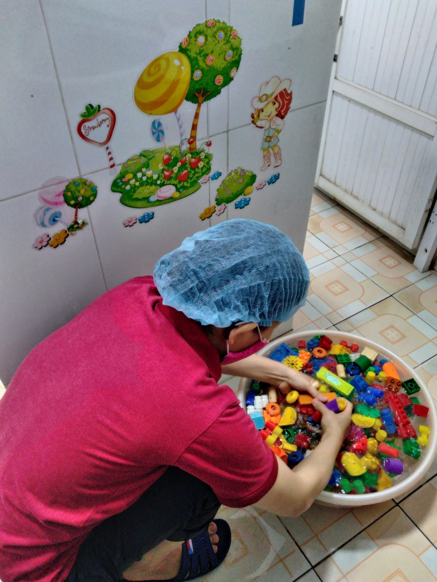 Hà Nội: Các trường mầm non tất bật vệ sinh chuẩn bị đón học sinh trở lại ảnh 2