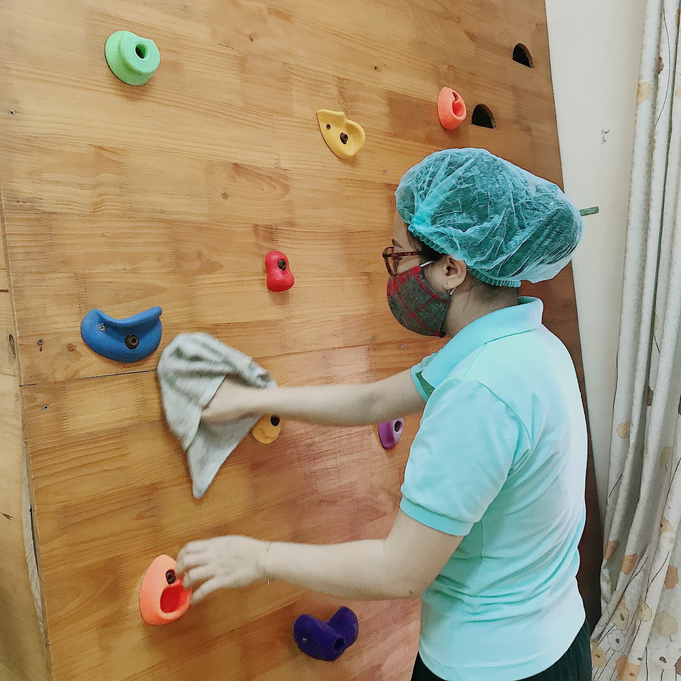 Hà Nội: Các trường mầm non tất bật vệ sinh chuẩn bị đón học sinh trở lại ảnh 1