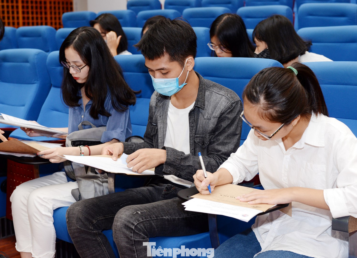 Thí sinh tấp nập về các trường Đại học xác nhận nhập học ảnh 2