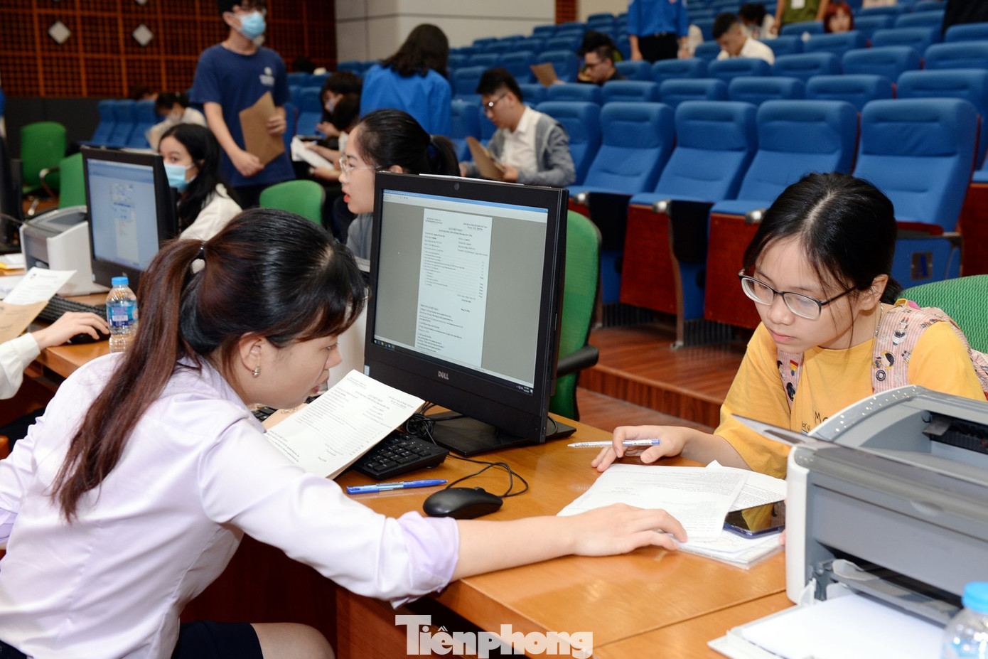 Thí sinh tấp nập về các trường Đại học xác nhận nhập học ảnh 1