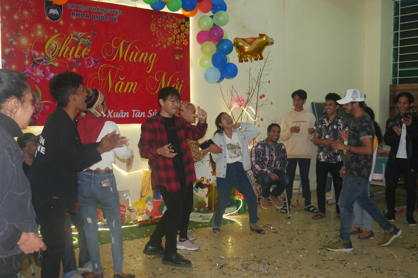 Lưu học sinh quốc tế háo hức ăn tết tại Việt Nam ảnh 4