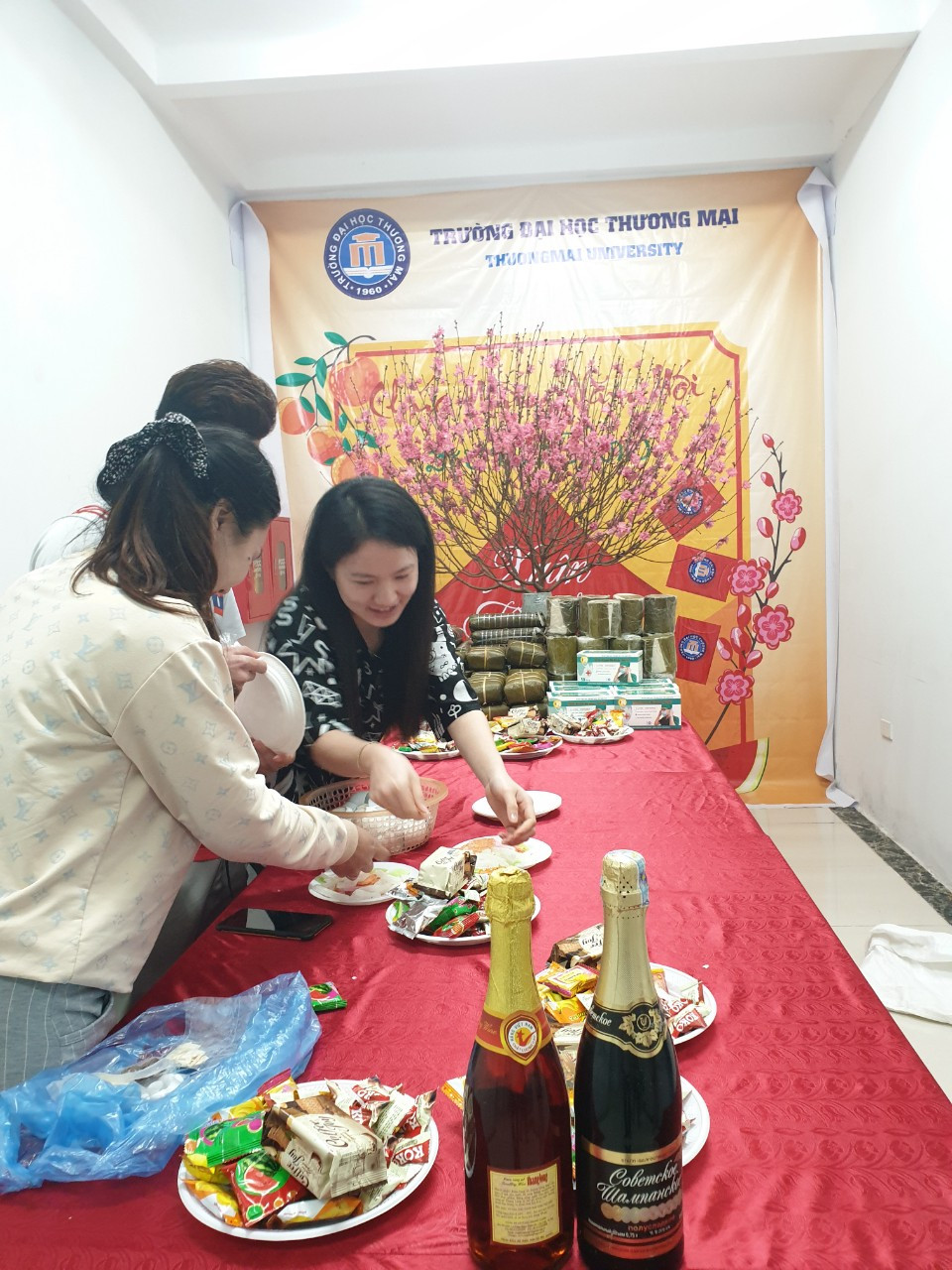 Lưu học sinh quốc tế háo hức ăn tết tại Việt Nam ảnh 5