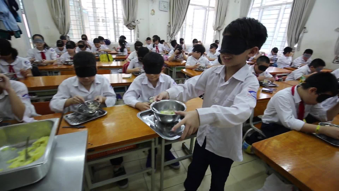 Xúc động với trải nghiệm bữa ăn bóng tối của học sinh ảnh 5