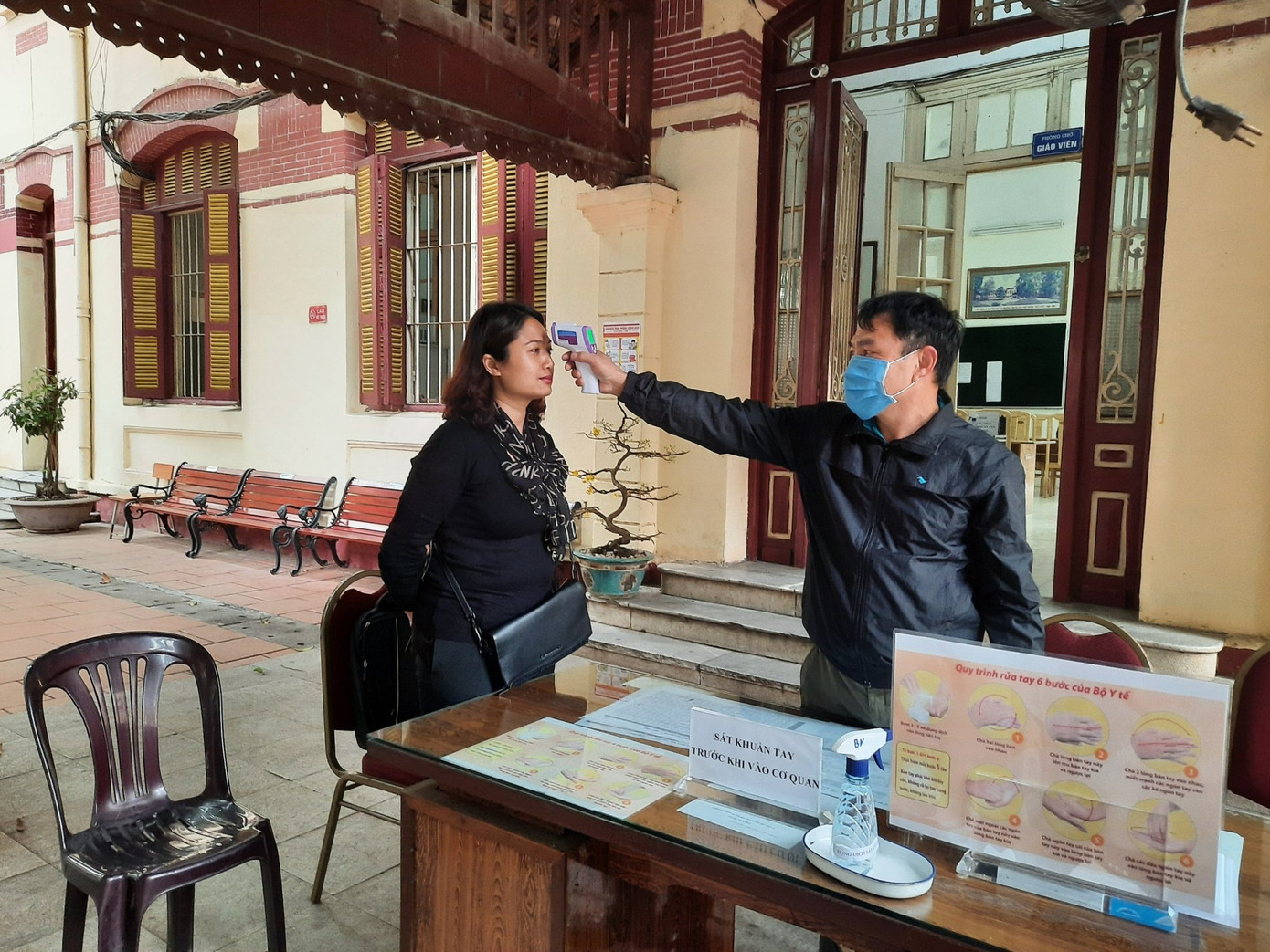 Dọn vệ sinh khử khuẩn, chuẩn bị đón học sinh quay lại trường ảnh 7