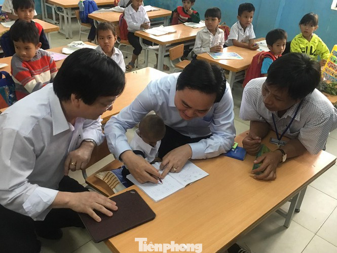 Bộ trưởng Giáo dục chia buồn tới gia đình và nhà trường học sinh tí hon nhất Việt Nam ảnh 1
