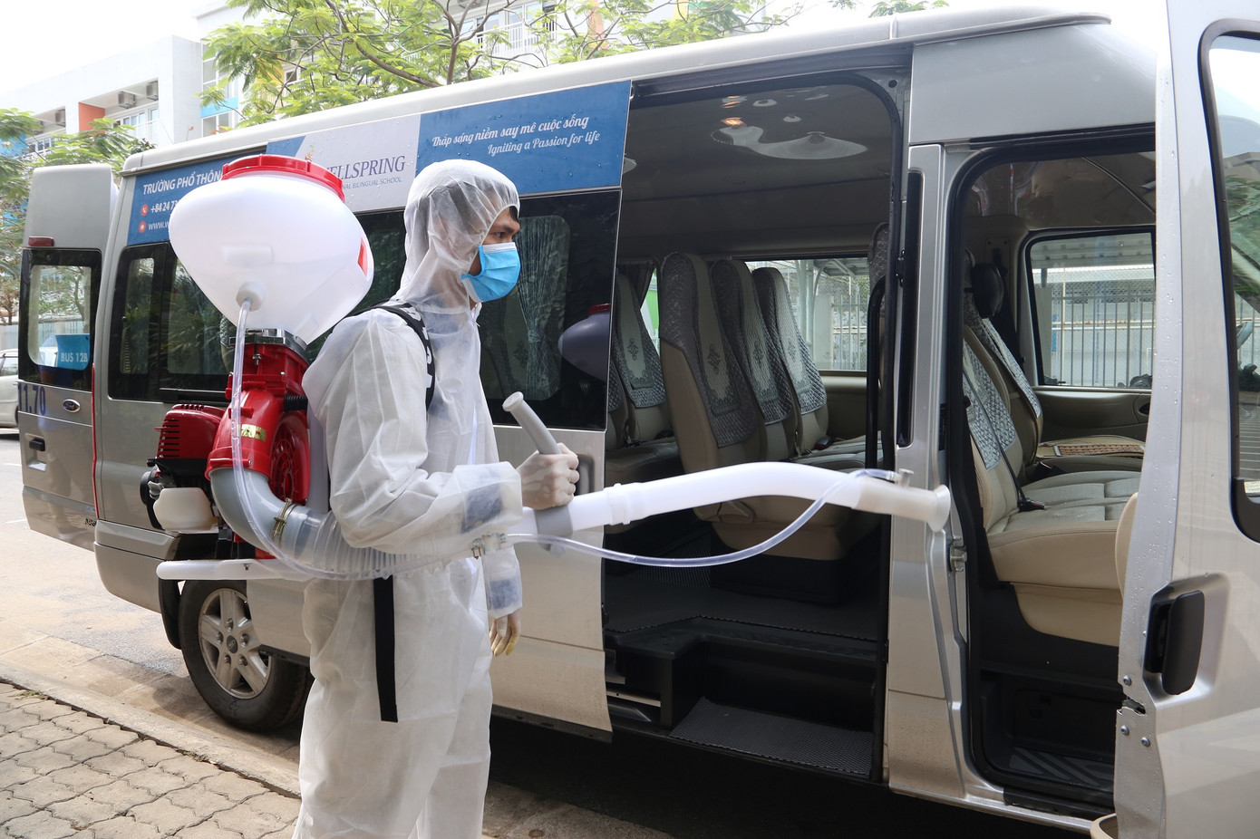 Dọn vệ sinh khử khuẩn, chuẩn bị đón học sinh quay lại trường ảnh 2