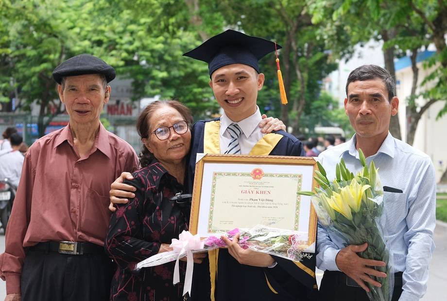 Phạm Việt Dũng trong lễ tốt nghiệp bên bố và ông bà Những điều bất ngờ 9X từ bỏ đại học top thế giới về nước học sư phạm ảnh 1