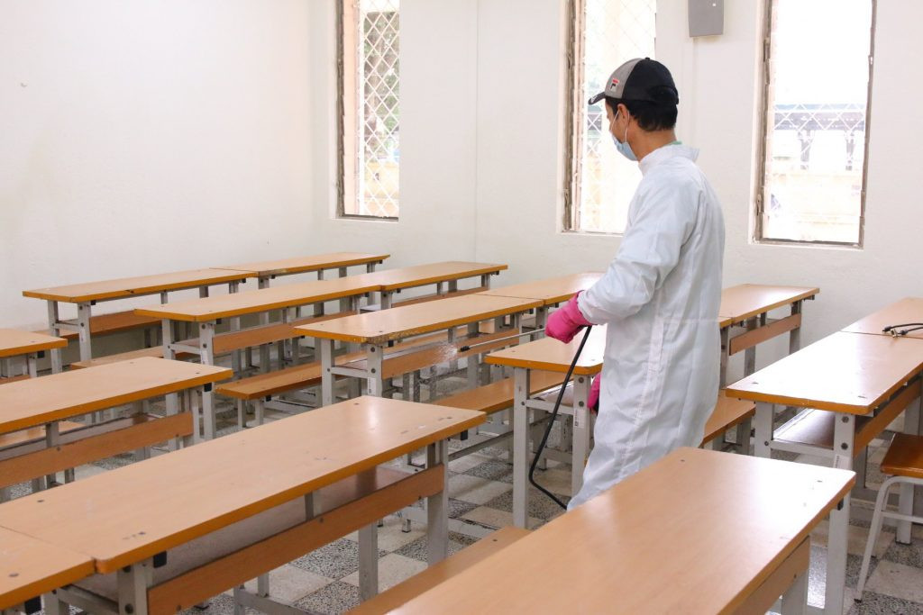 Trường ĐH ráo riết khử trùng đón sinh viên trở lại học ngày 2/3 ảnh 3