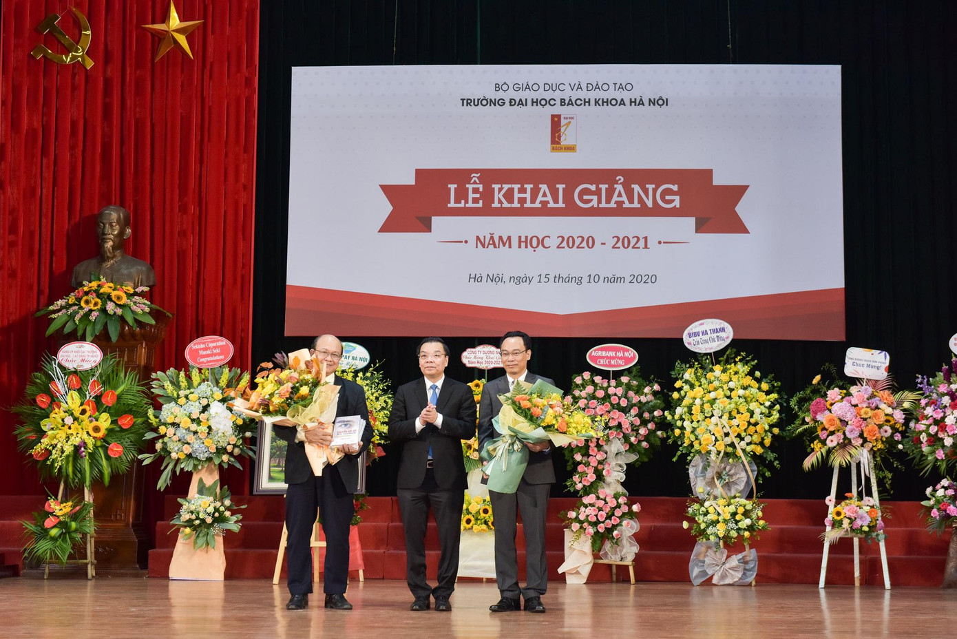 Ngô Văn Hiếu lặn lội từ quê ra ĐH Bách Khoa dự khai giảng cùng bạn ảnh 1