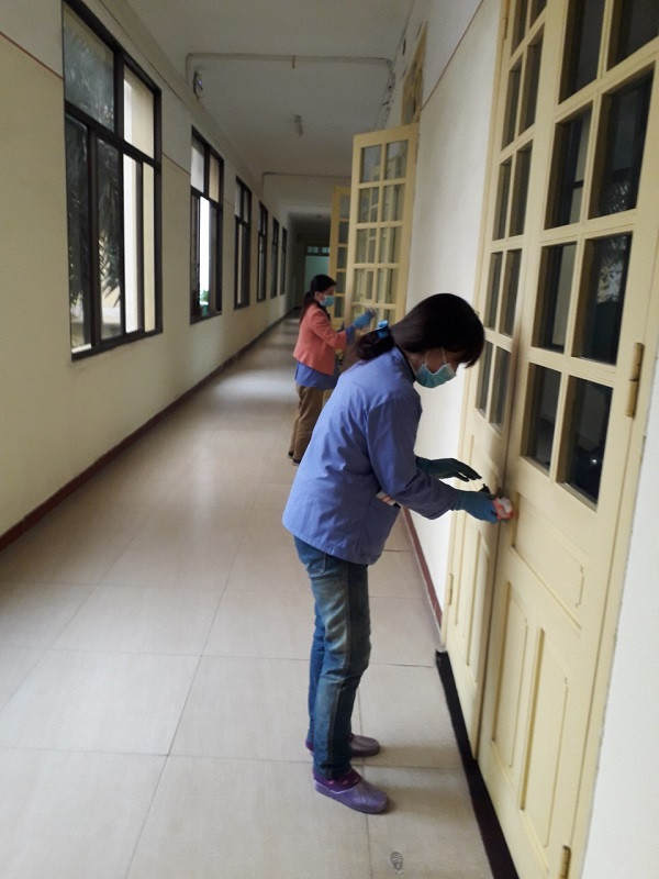 Trường ĐH ráo riết khử trùng đón sinh viên trở lại học ngày 2/3 ảnh 4