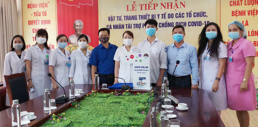 Học sinh chế máy rửa tay tự động tặng cơ sở y tế ảnh 1