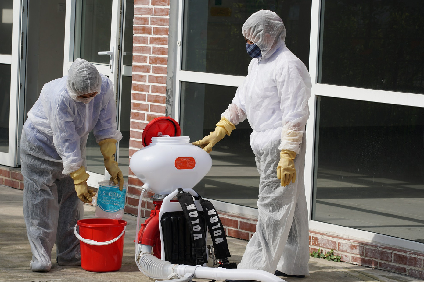 Dọn vệ sinh khử khuẩn, chuẩn bị đón học sinh quay lại trường ảnh 5