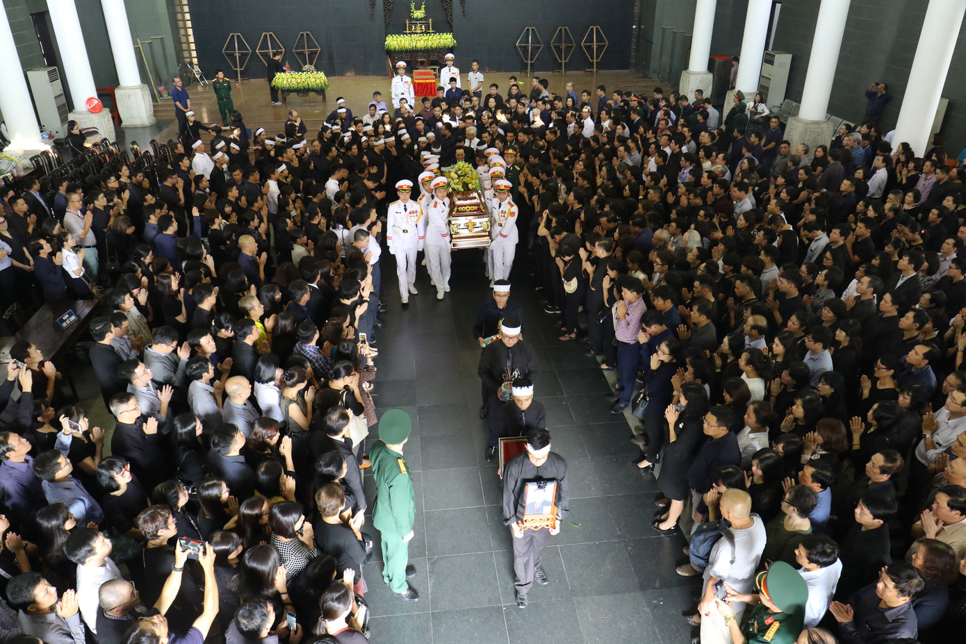 Không cầm được nước mắt xem phim về Thứ trưởng giáo dục Lê Hải An ảnh 16