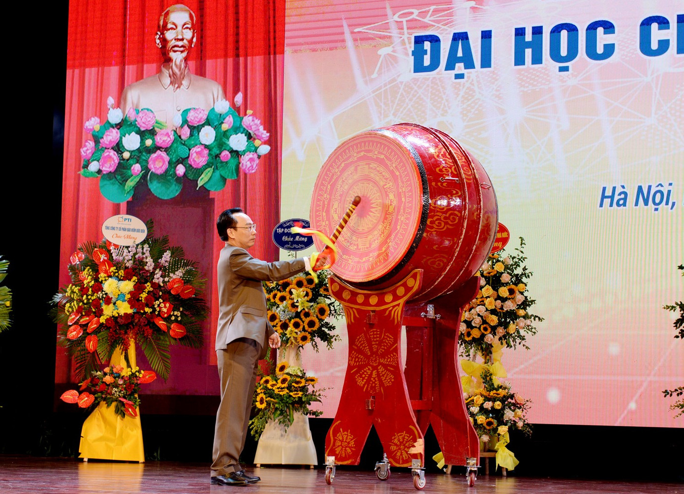 Sinh viên các tỉnh vùng lũ được trường Đại học hỗ trợ học bổng ảnh 1