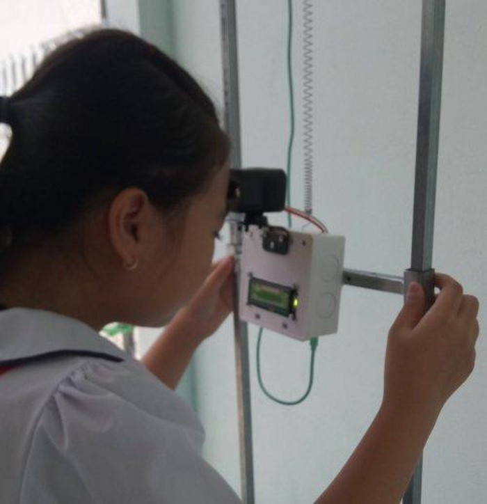 Thầy giáo sáng chế máy đo thân nhiệt thông minh ảnh 1