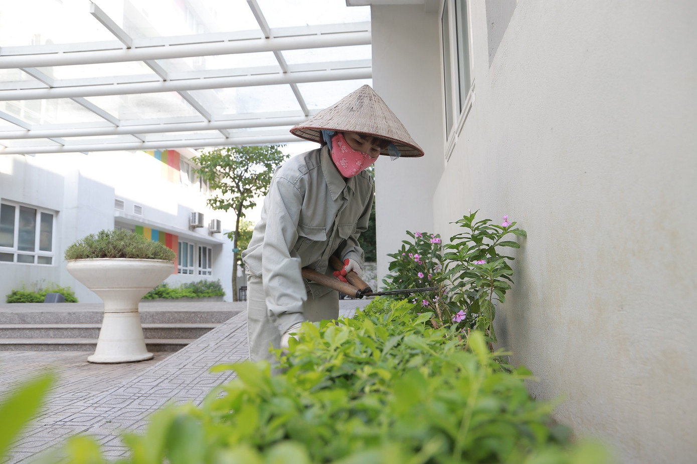 Dọn vệ sinh khử khuẩn, chuẩn bị đón học sinh quay lại trường ảnh 1