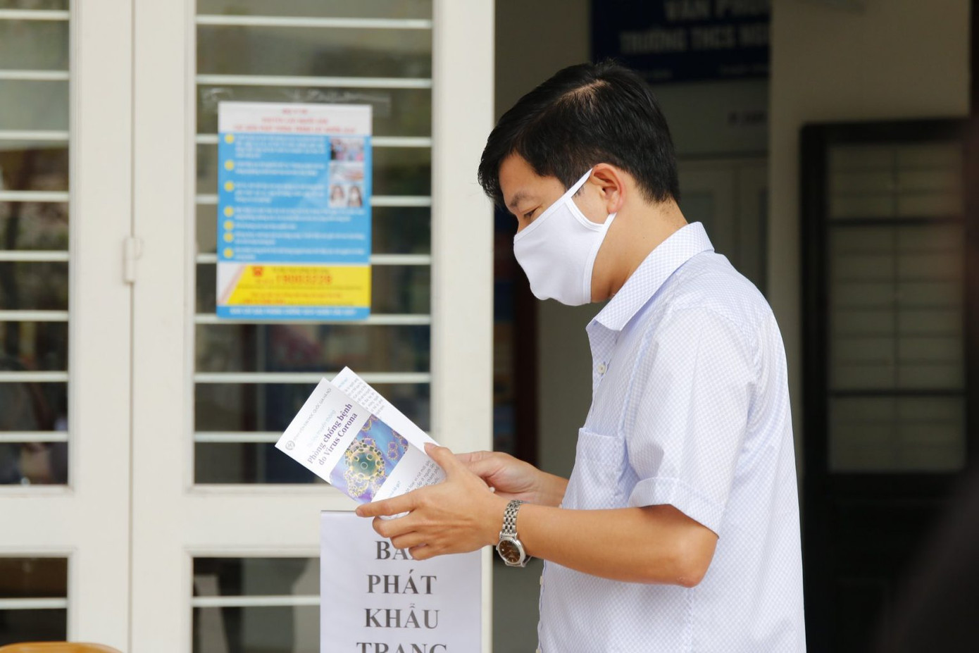 Đủ 'chiêu' phòng dịch ngày đầu tiên sinh viên Hà Nội trở lại giảng đường ảnh 8