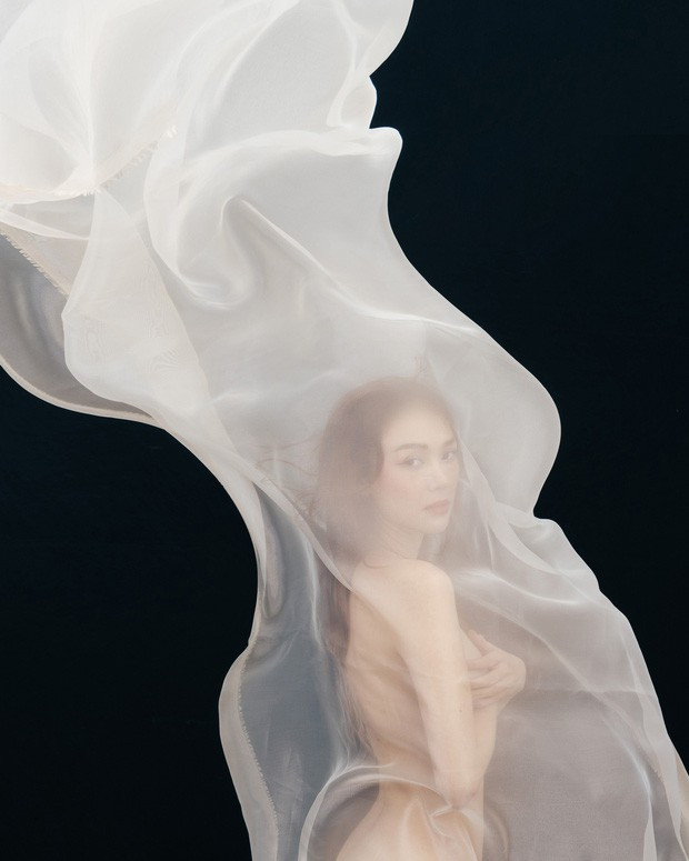 Cách đây không lâu, Minh Hằng tung bộ ảnh bán nude mừng sinh nhật tuổi 33. Minh Hằng choáng váng nhận được thư nặc danh ‘tố’ giật chồng, đào mỏ ảnh 2