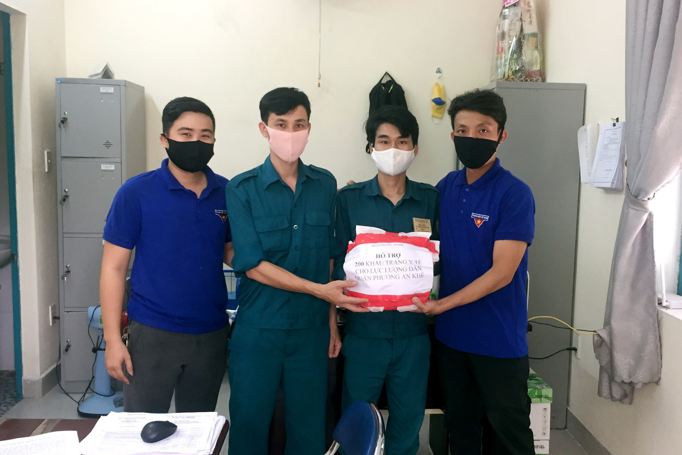 Đoàn viên chế mũ chắn giọt bắn tặng tiểu thương các chợ ảnh 3