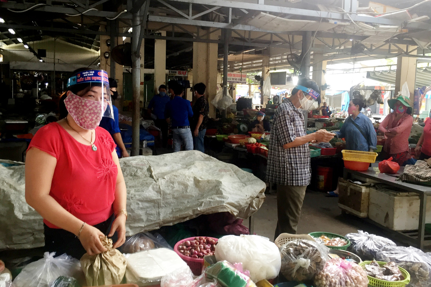 Đoàn viên chế mũ chắn giọt bắn tặng tiểu thương các chợ ảnh 2