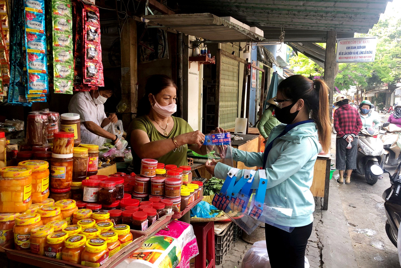 Đoàn viên chế mũ chắn giọt bắn tặng tiểu thương các chợ ảnh 1