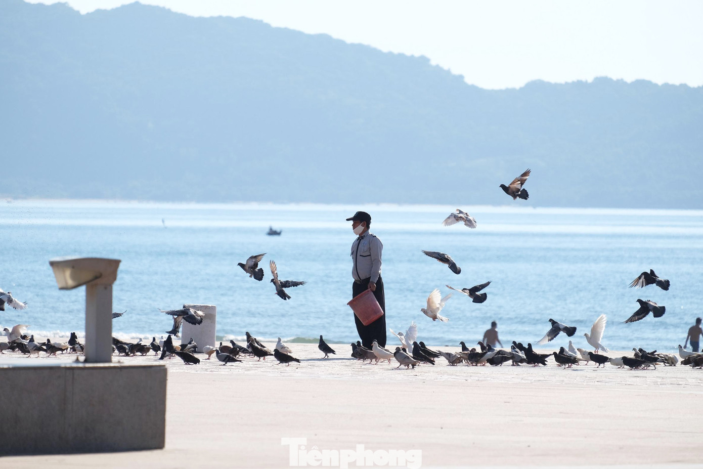 Dân bịt kín khẩu trang, hàng quán treo biển bán mang về ảnh 16