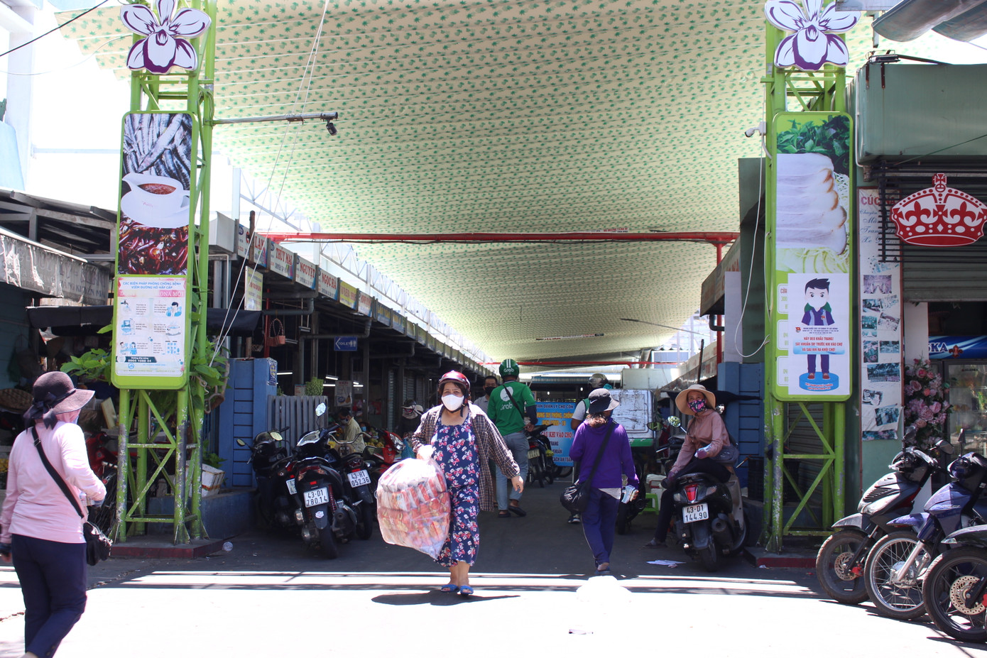 Dân bịt kín khẩu trang, hàng quán treo biển bán mang về ảnh 9