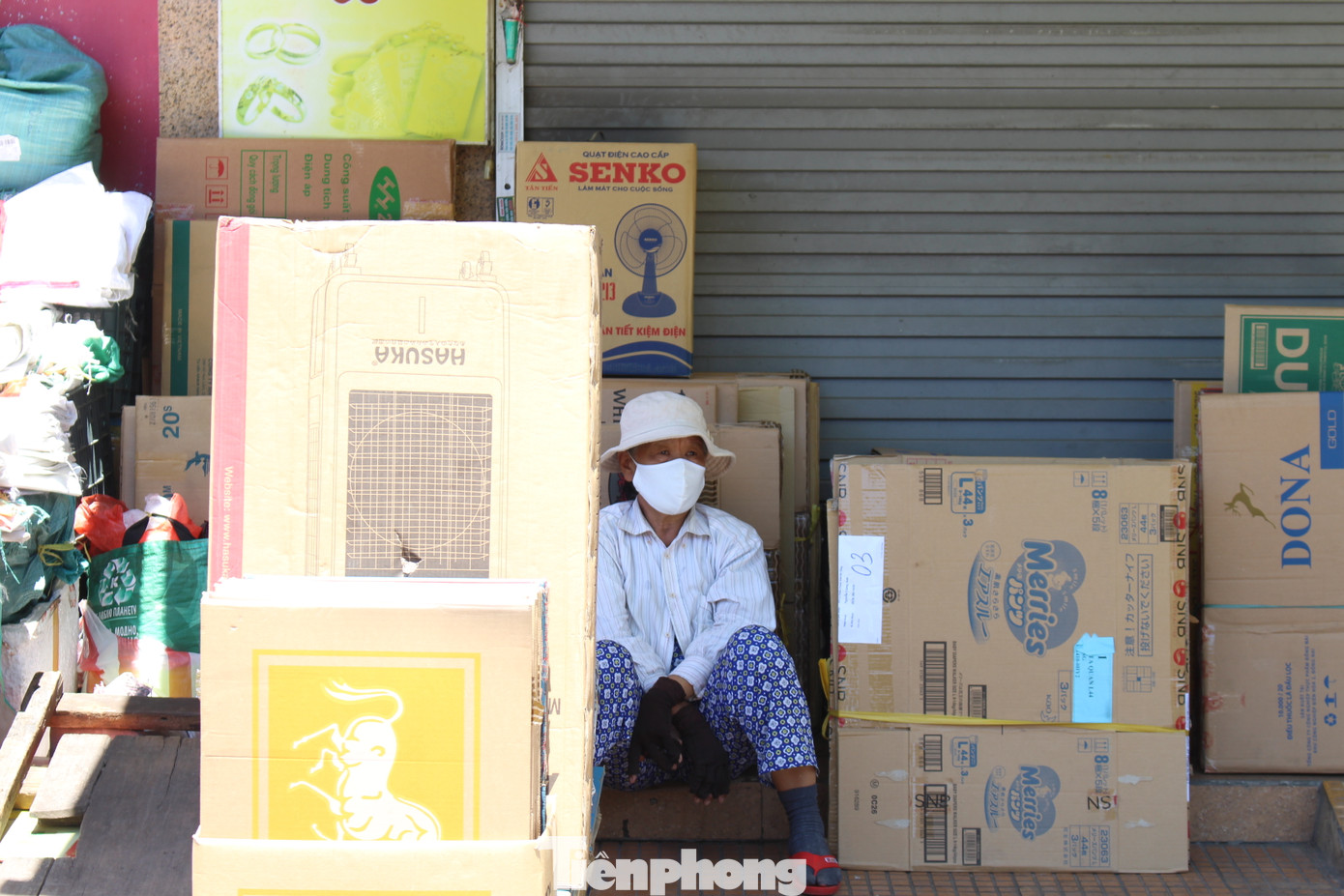 Dân bịt kín khẩu trang, hàng quán treo biển bán mang về ảnh 4