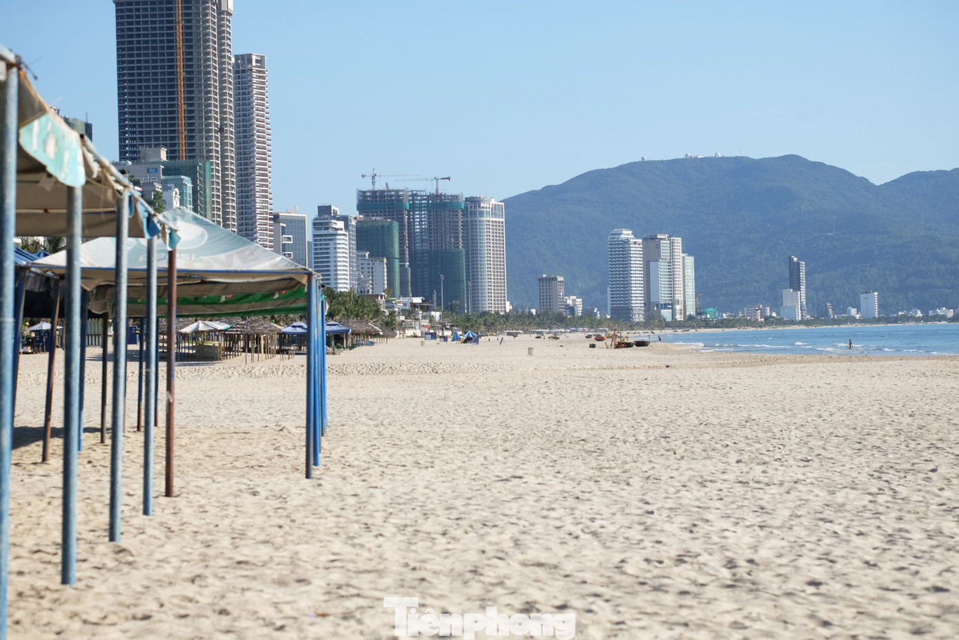 Dân bịt kín khẩu trang, hàng quán treo biển bán mang về ảnh 15