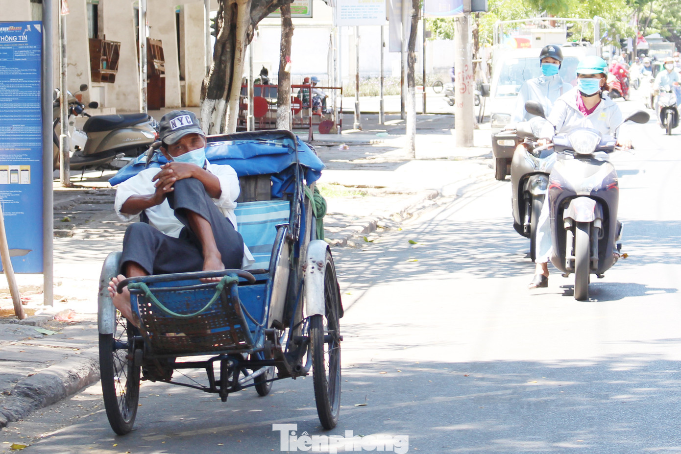 Dân bịt kín khẩu trang, hàng quán treo biển bán mang về ảnh 5