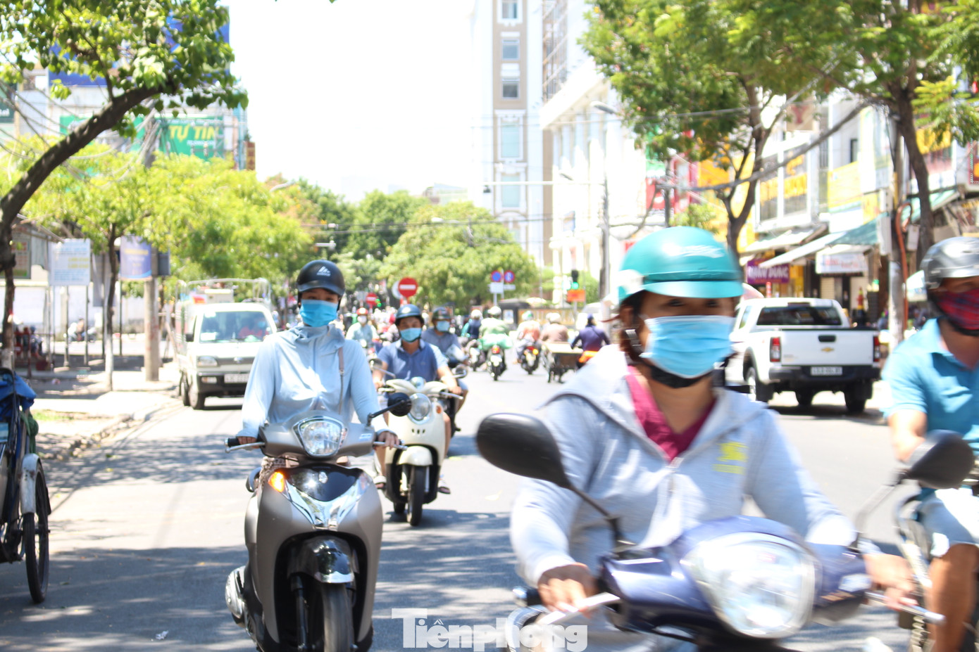 Dân bịt kín khẩu trang, hàng quán treo biển bán mang về ảnh 3