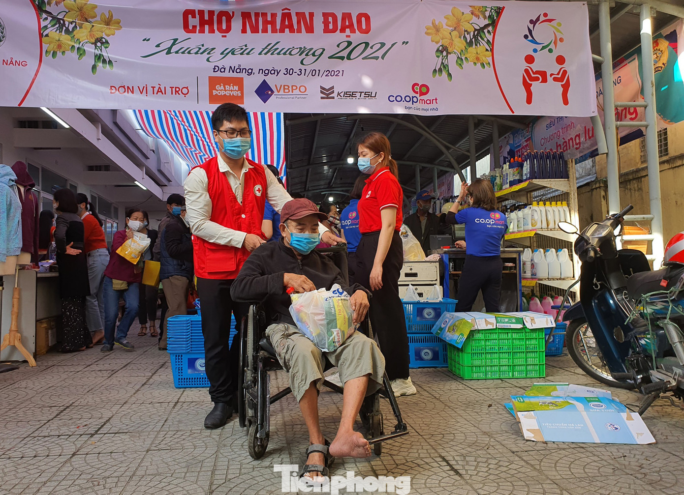 Người dân bịt kín khẩu trang, đi sắm Tết 0 đồng ảnh 10