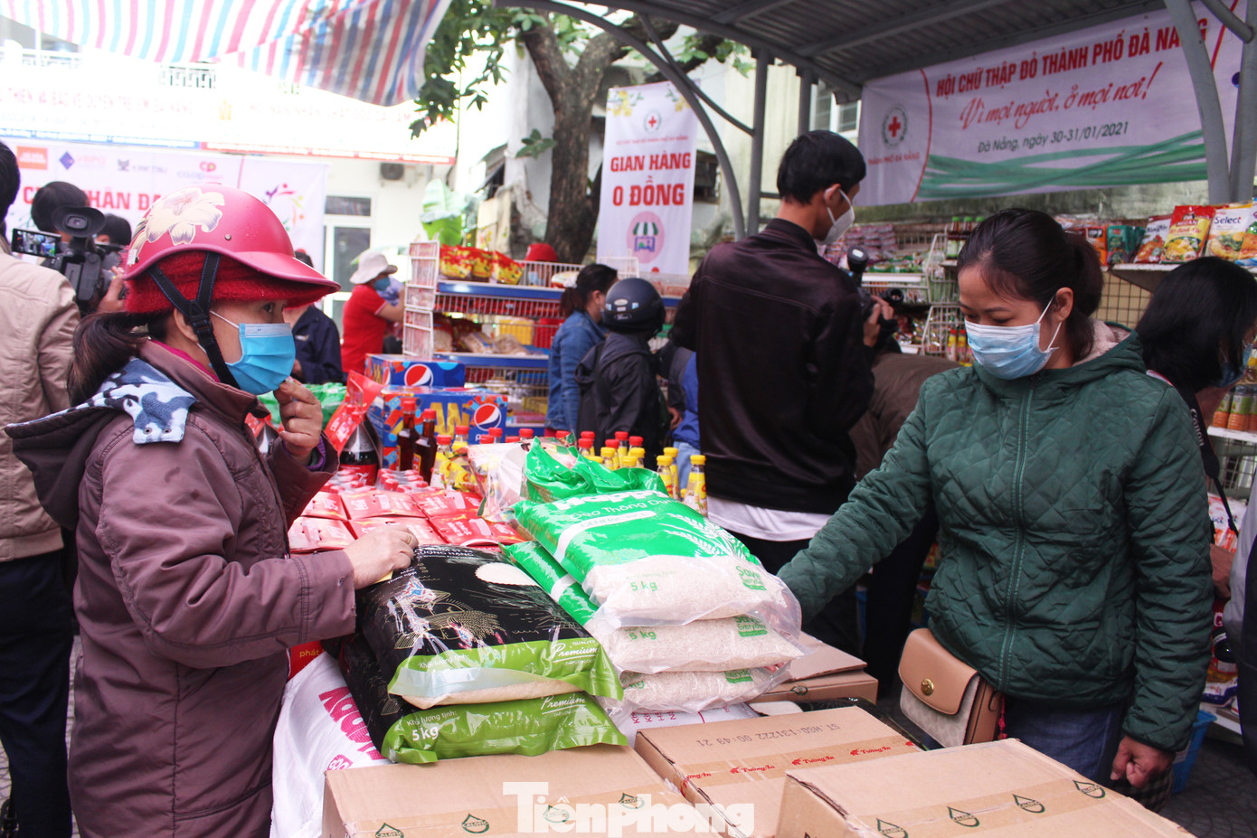 Người dân bịt kín khẩu trang, đi sắm Tết 0 đồng ảnh 9