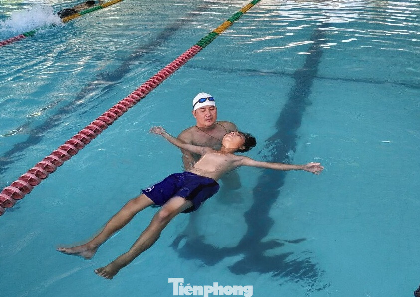 Chiến sĩ Tình nguyện hè dạy bơi miễn phí cho trẻ em khó khăn ảnh 2