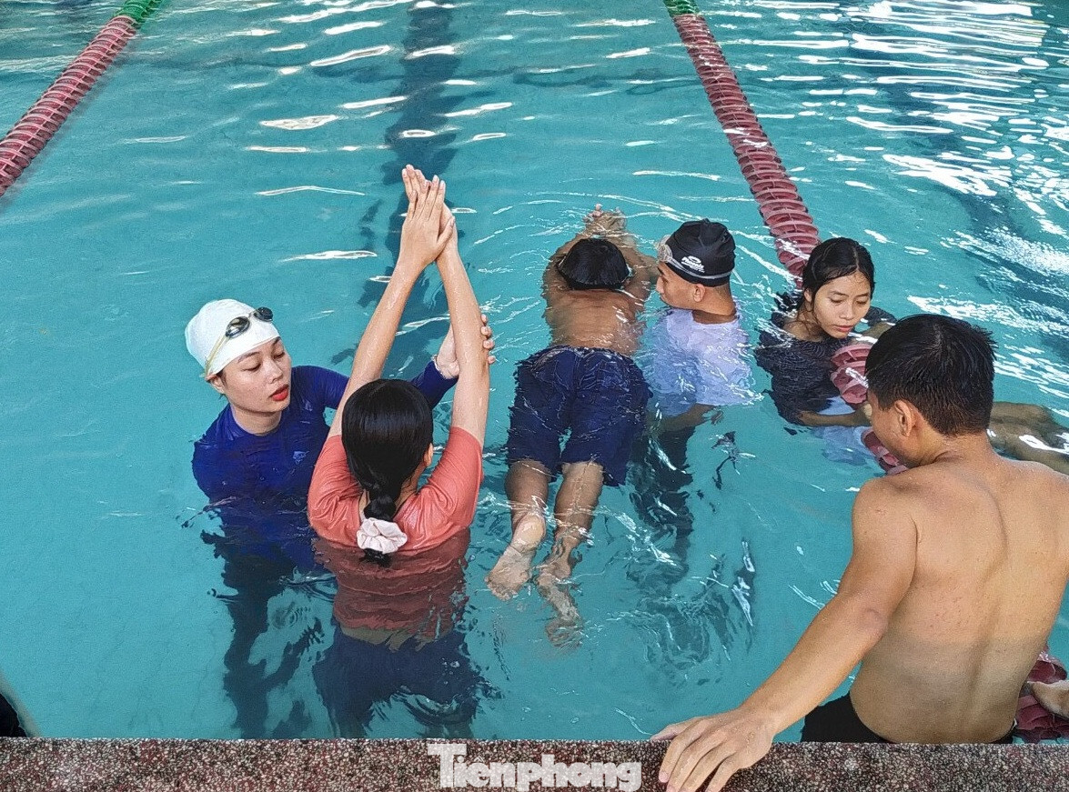Chiến sĩ Tình nguyện hè dạy bơi miễn phí cho trẻ em khó khăn ảnh 1