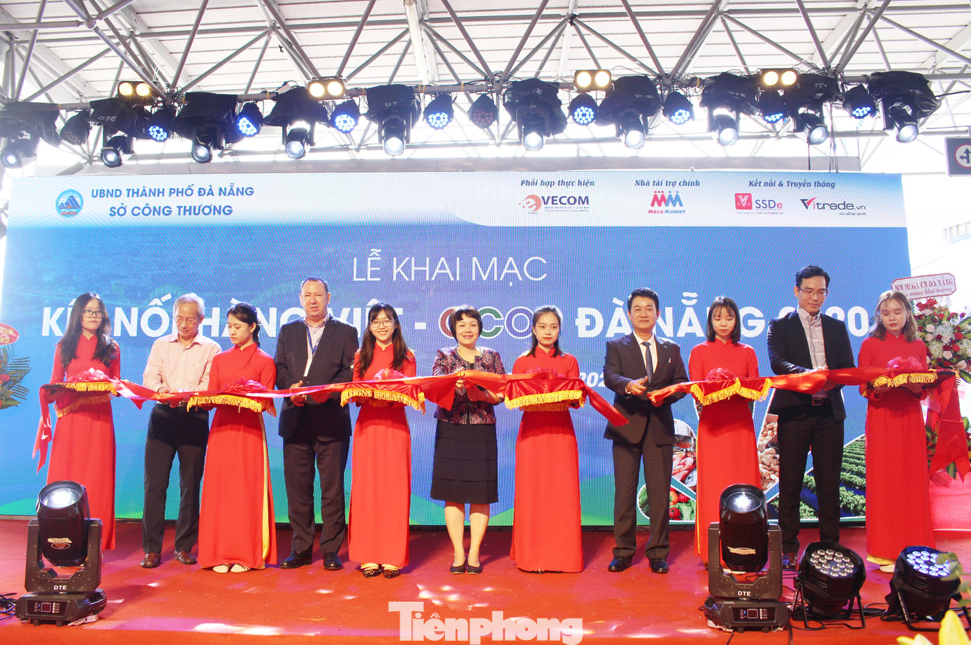 Thịt trâu gác bếp, cá một nắng, sâm Ngọc Linh... lên sàn thương mại điện tử ảnh 1