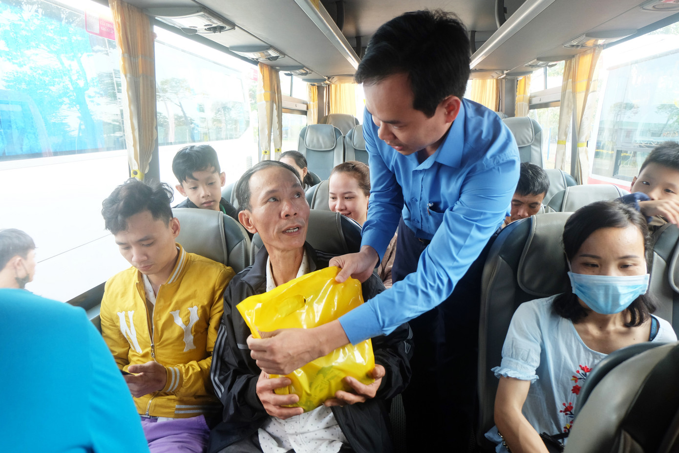 62 chuyến xe miễn phí đưa 2500 công nhân về quê đón Tết ảnh 4