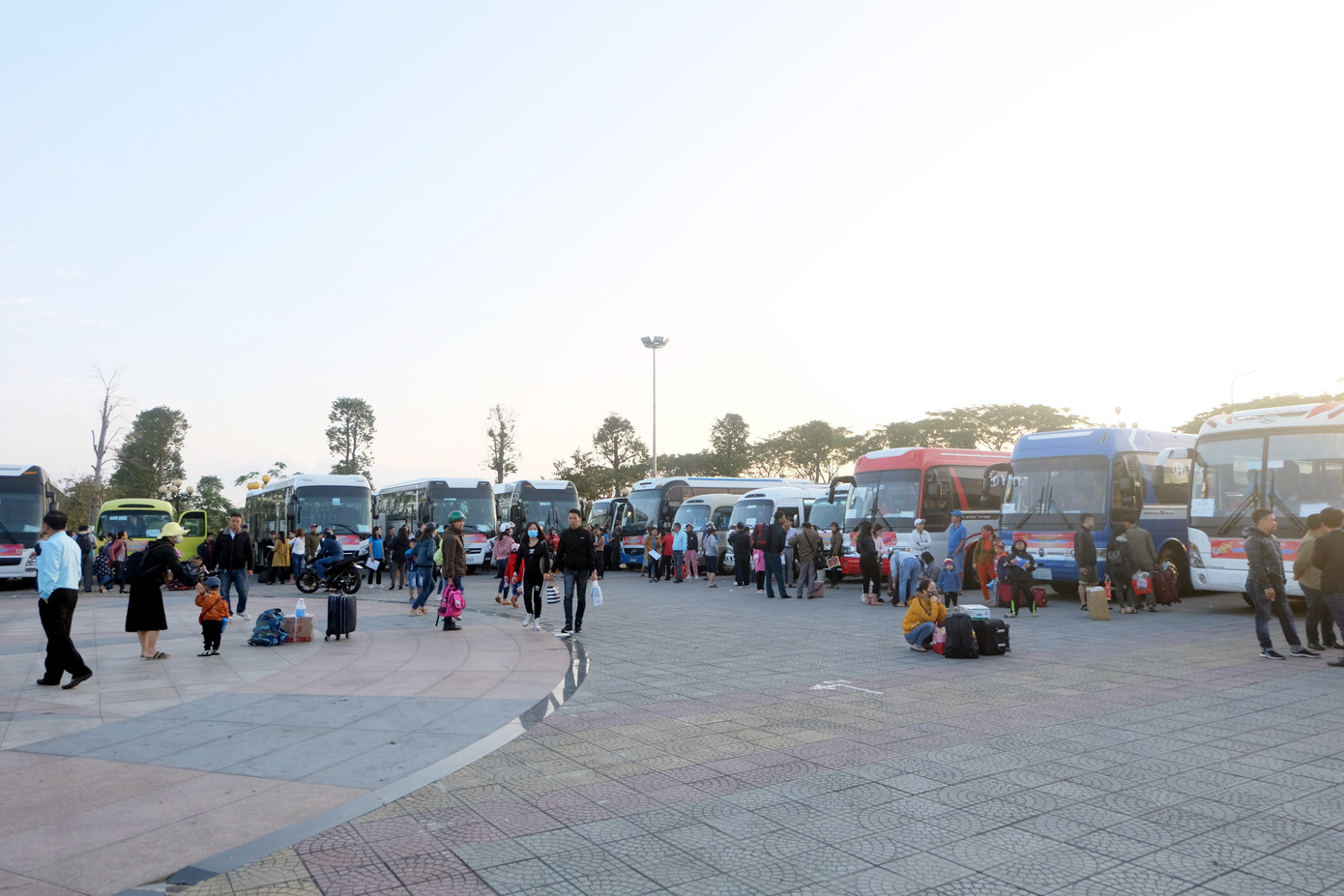 62 chuyến xe miễn phí đưa 2500 công nhân về quê đón Tết ảnh 1