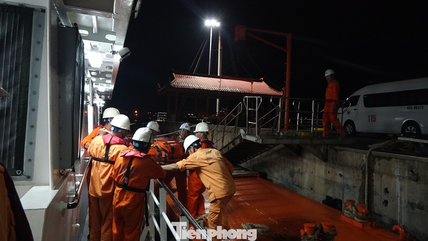 Cấp cứu kịp thời ngư dân bị tai biến khi đang đánh bắt trên biển ảnh 1