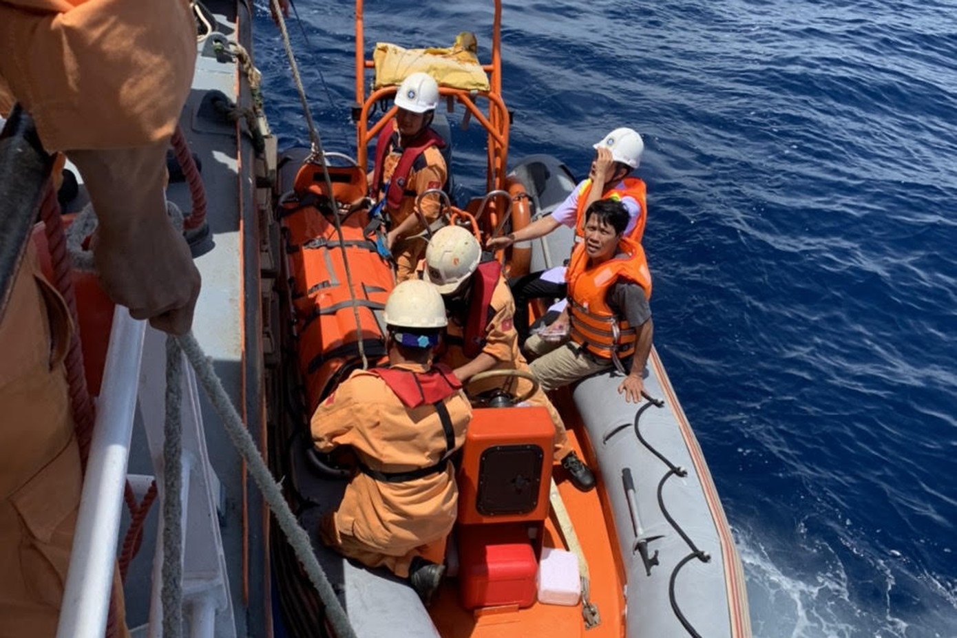 Cấp cứu thuyền viên bị nạn trên vùng biển Hoàng Sa ảnh 1
