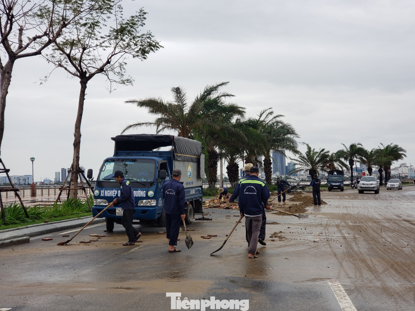 Bờ biển Đà Nẵng ngổn ngang, kè sông sụt lún vì bão số 13 ảnh 7