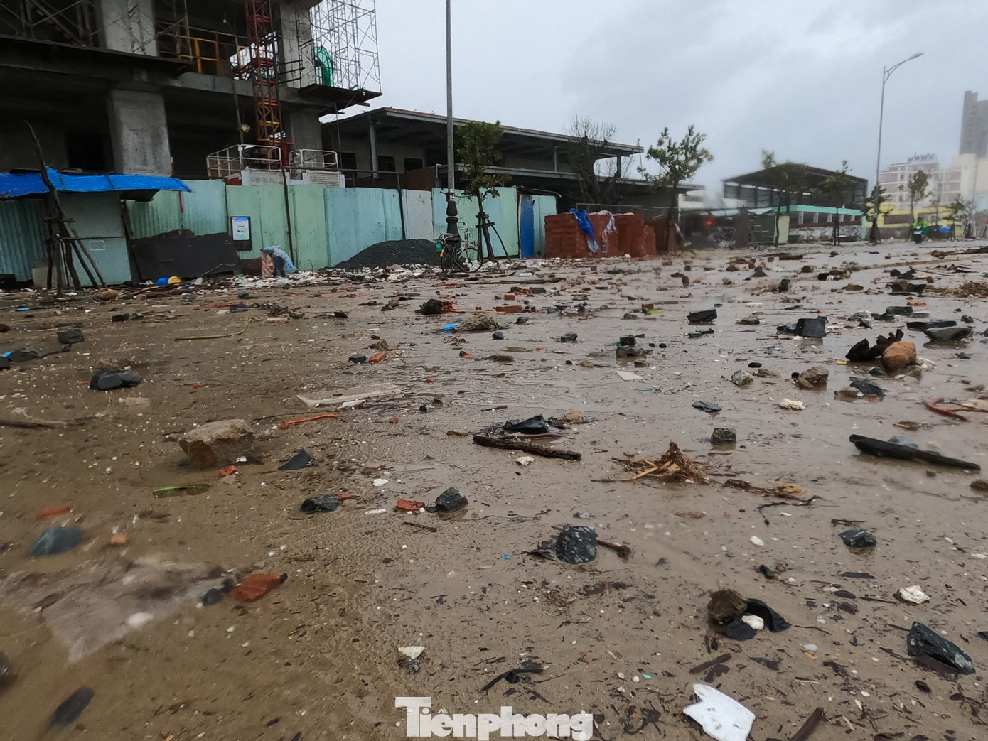 Bờ biển Đà Nẵng ngổn ngang, kè sông sụt lún vì bão số 13 ảnh 9