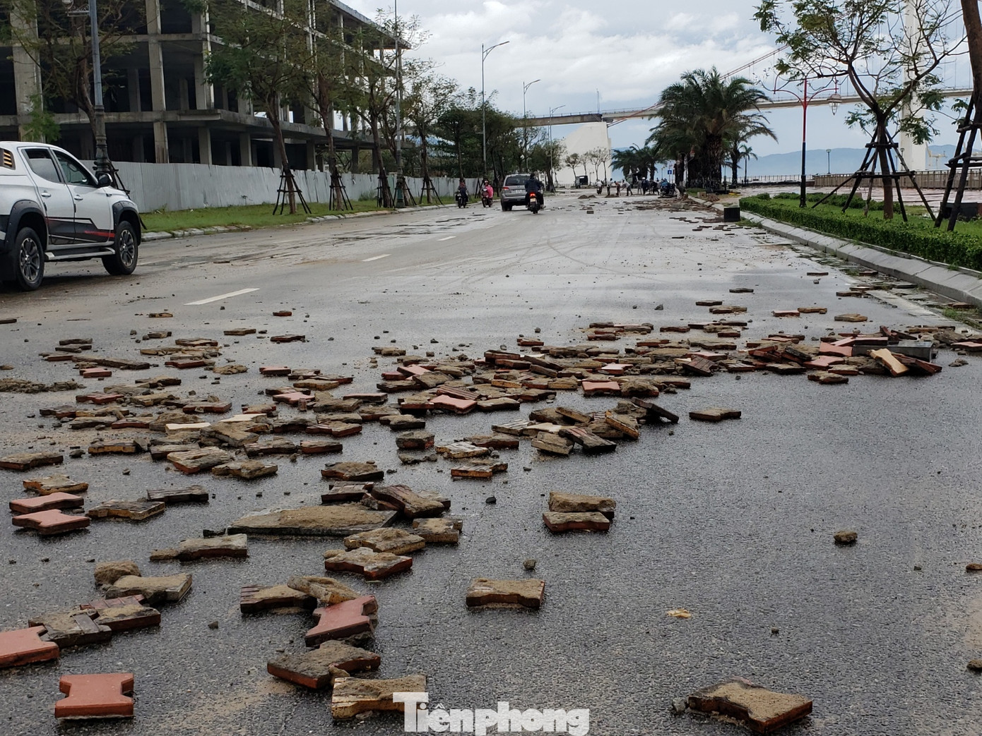 Bờ biển Đà Nẵng ngổn ngang, kè sông sụt lún vì bão số 13 ảnh 4