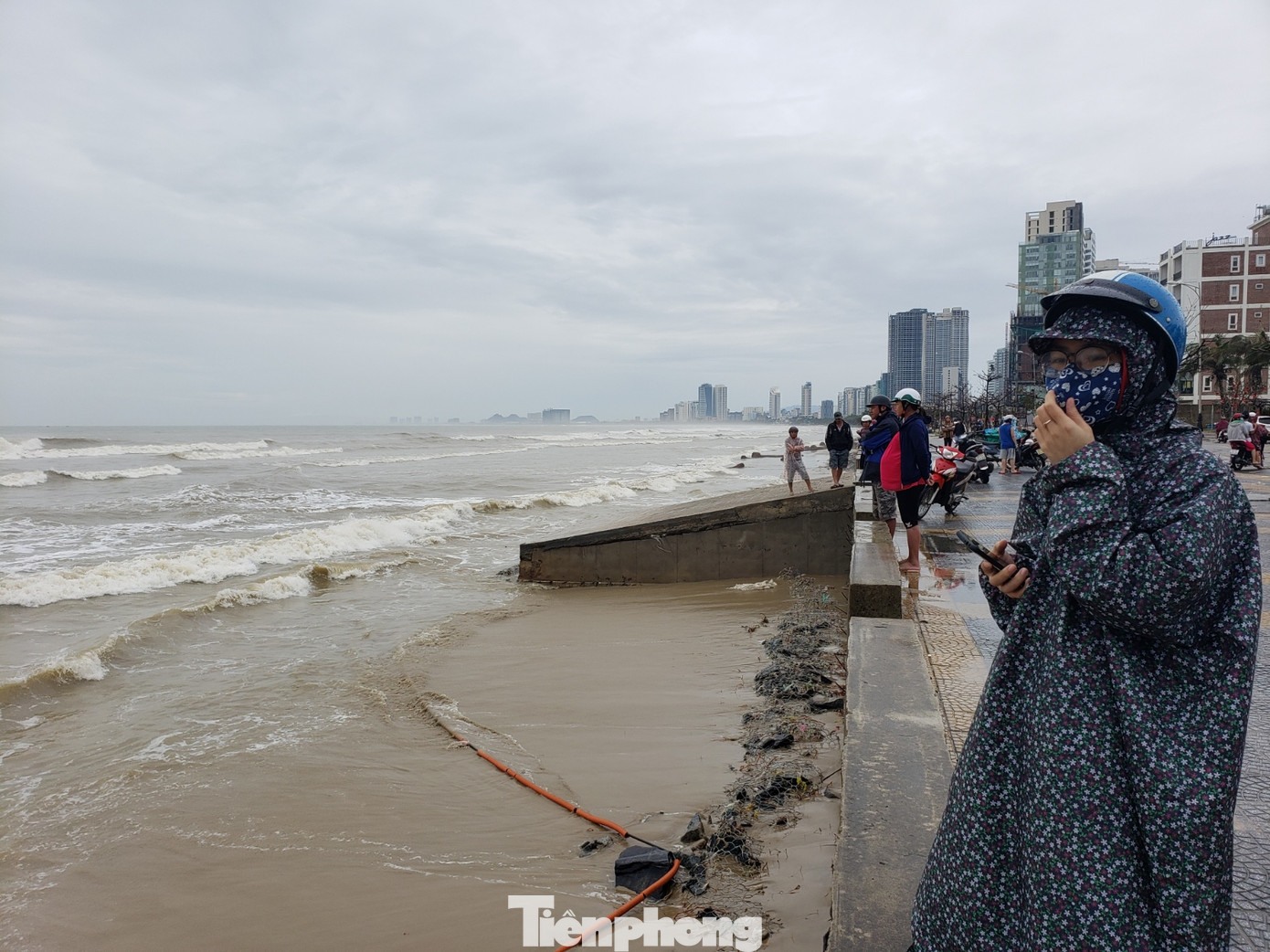 Bờ biển Đà Nẵng ngổn ngang, kè sông sụt lún vì bão số 13 ảnh 14