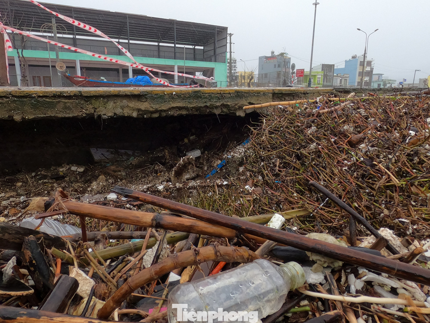 Bờ biển Đà Nẵng ngổn ngang, kè sông sụt lún vì bão số 13 ảnh 11