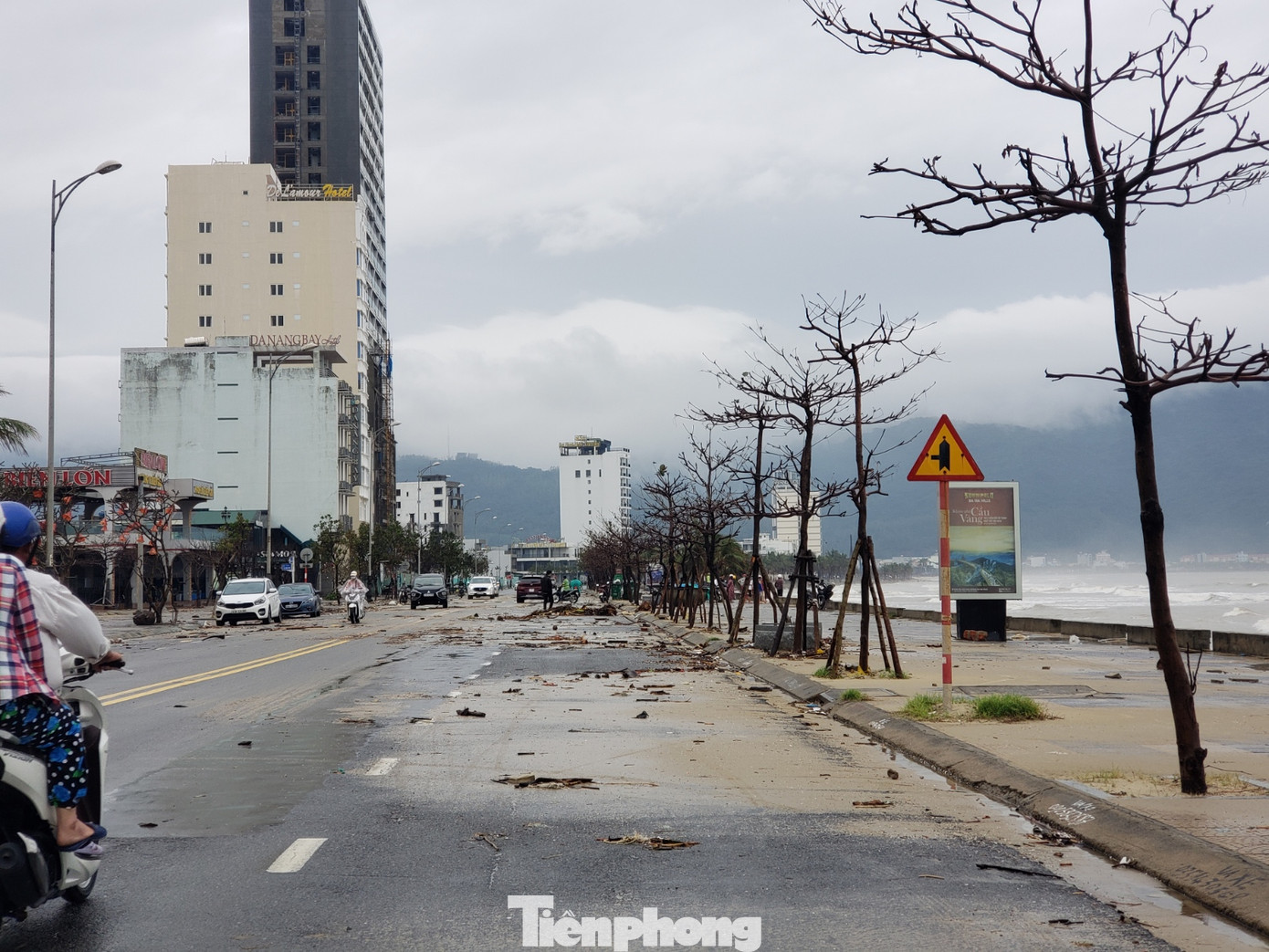 Bờ biển Đà Nẵng ngổn ngang, kè sông sụt lún vì bão số 13 ảnh 8