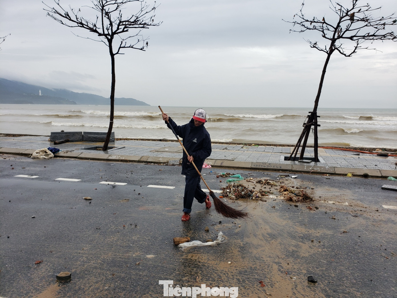 Bờ biển Đà Nẵng ngổn ngang, kè sông sụt lún vì bão số 13 ảnh 10